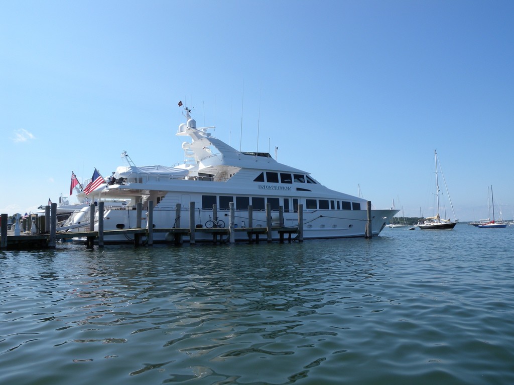 Yacht INDISCRETION, Broward Yachts CHARTERWORLD Luxury Superyacht